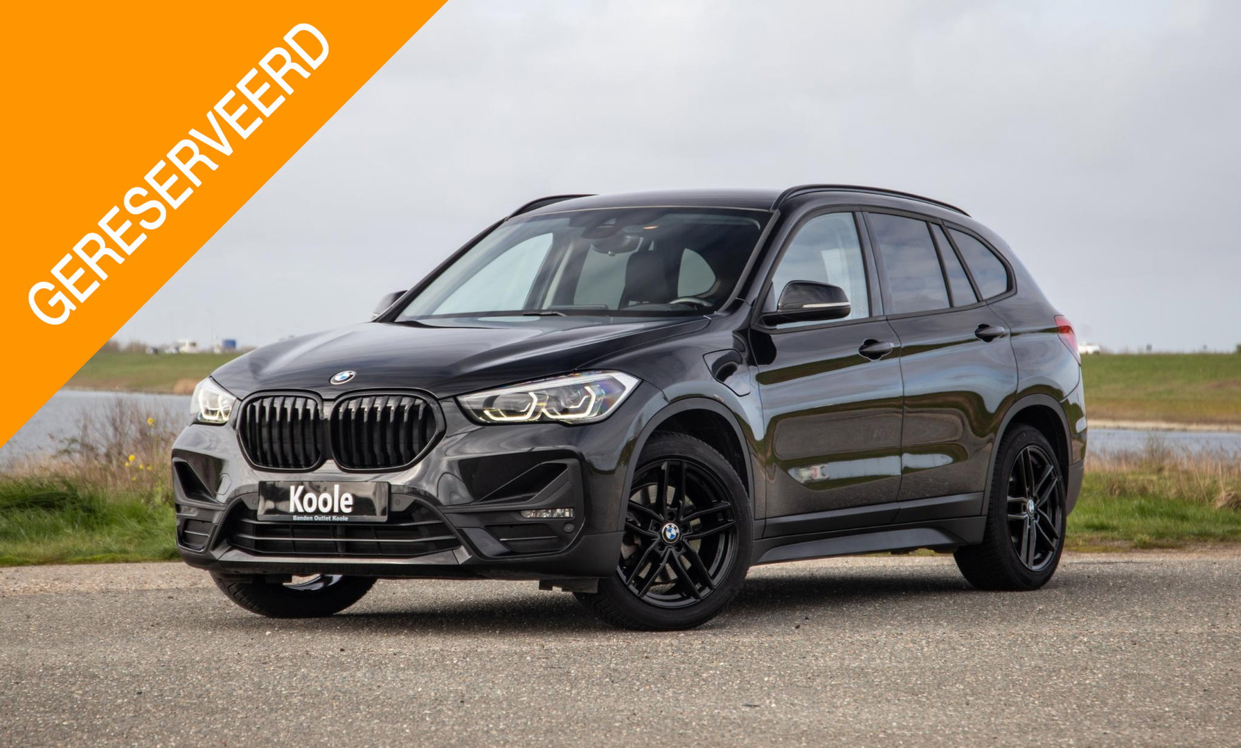 BMW X1 xDrive25e Executive BLACK LINE / CAMERA / CARPLAY / HEAD UP DISPLAY / LEDER / LED / CRUISE CONTROLE / STOELVERWARMING