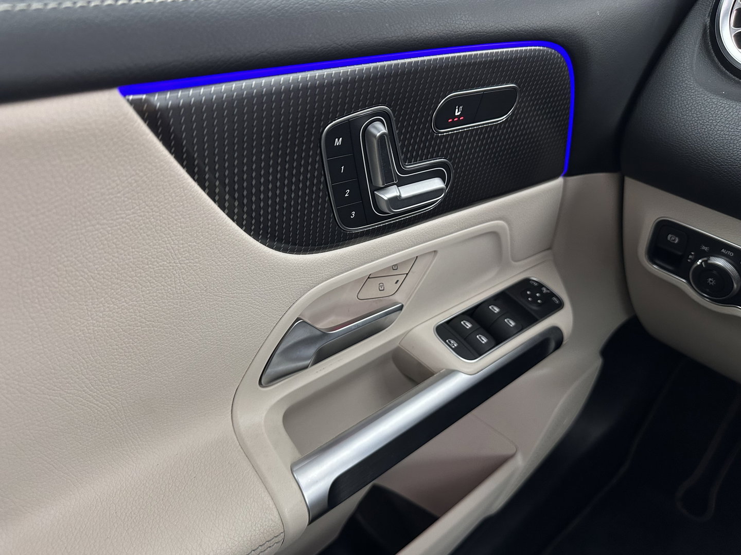 Mercedes-Benz GLB 180 Business Solution (INCL-BTW) *PANO | ADAPTIVE-CRUISE | LEATHER | FULL-LED | BLINDSPOT | MEMORY-PACK | AMBIENTLIGHT | HEATED-SPORTSEATS | WIDESCREEN-DIGICOCKPIT | DAB+ | NAVI-FULLMAP | CAMERA | PRIVACYGLASS |