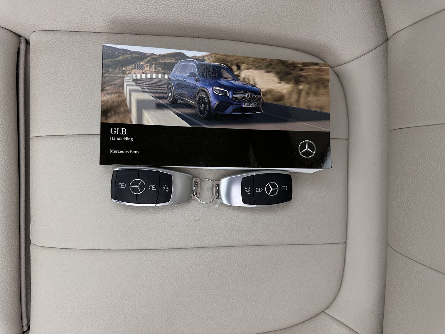 Mercedes-Benz GLB 180 Business Solution (INCL-BTW) *PANO | ADAPTIVE-CRUISE | LEATHER | FULL-LED | BLINDSPOT | MEMORY-PACK | AMBIENTLIGHT | HEATED-SPORTSEATS | WIDESCREEN-DIGICOCKPIT | DAB+ | NAVI-FULLMAP | CAMERA | PRIVACYGLASS |