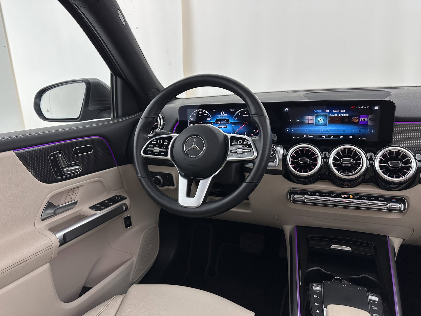 Mercedes-Benz GLB 180 Business Solution (INCL-BTW) *PANO | ADAPTIVE-CRUISE | LEATHER | FULL-LED | BLINDSPOT | MEMORY-PACK | AMBIENTLIGHT | HEATED-SPORTSEATS | WIDESCREEN-DIGICOCKPIT | DAB+ | NAVI-FULLMAP | CAMERA | PRIVACYGLASS |