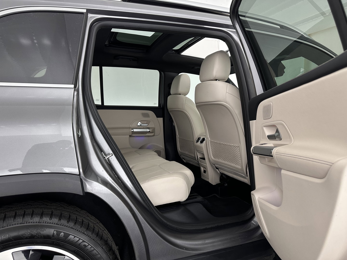 Mercedes-Benz GLB 180 Business Solution (INCL-BTW) *PANO | ADAPTIVE-CRUISE | LEATHER | FULL-LED | BLINDSPOT | MEMORY-PACK | AMBIENTLIGHT | HEATED-SPORTSEATS | WIDESCREEN-DIGICOCKPIT | DAB+ | NAVI-FULLMAP | CAMERA | PRIVACYGLASS |