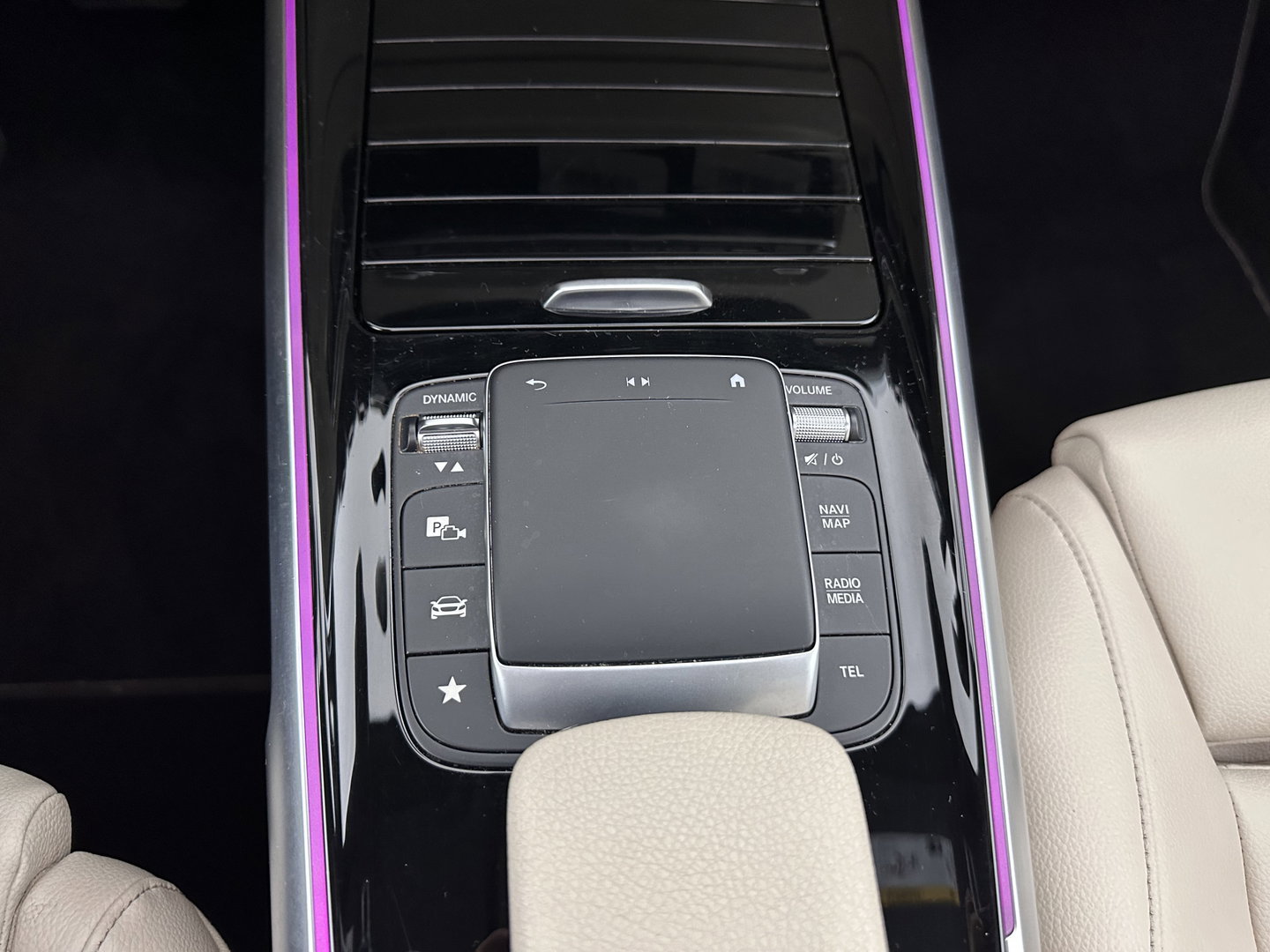 Mercedes-Benz GLB 180 Business Solution (INCL-BTW) *PANO | ADAPTIVE-CRUISE | LEATHER | FULL-LED | BLINDSPOT | MEMORY-PACK | AMBIENTLIGHT | HEATED-SPORTSEATS | WIDESCREEN-DIGICOCKPIT | DAB+ | NAVI-FULLMAP | CAMERA | PRIVACYGLASS |