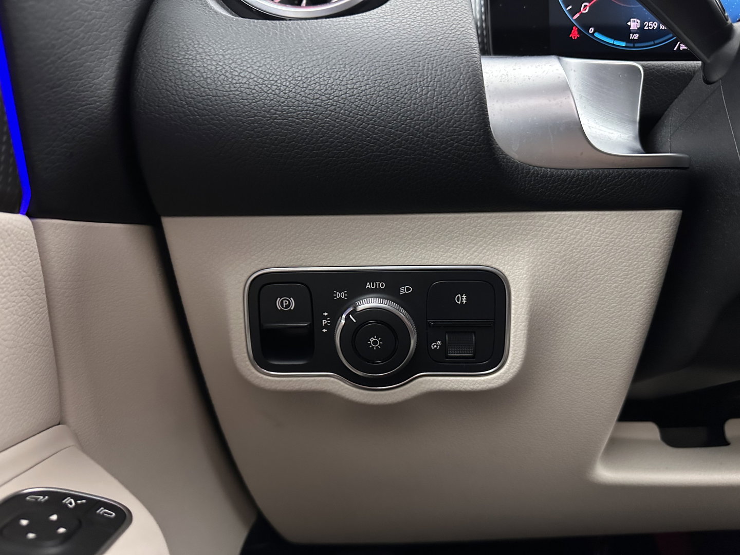 Mercedes-Benz GLB 180 Business Solution (INCL-BTW) *PANO | ADAPTIVE-CRUISE | LEATHER | FULL-LED | BLINDSPOT | MEMORY-PACK | AMBIENTLIGHT | HEATED-SPORTSEATS | WIDESCREEN-DIGICOCKPIT | DAB+ | NAVI-FULLMAP | CAMERA | PRIVACYGLASS |