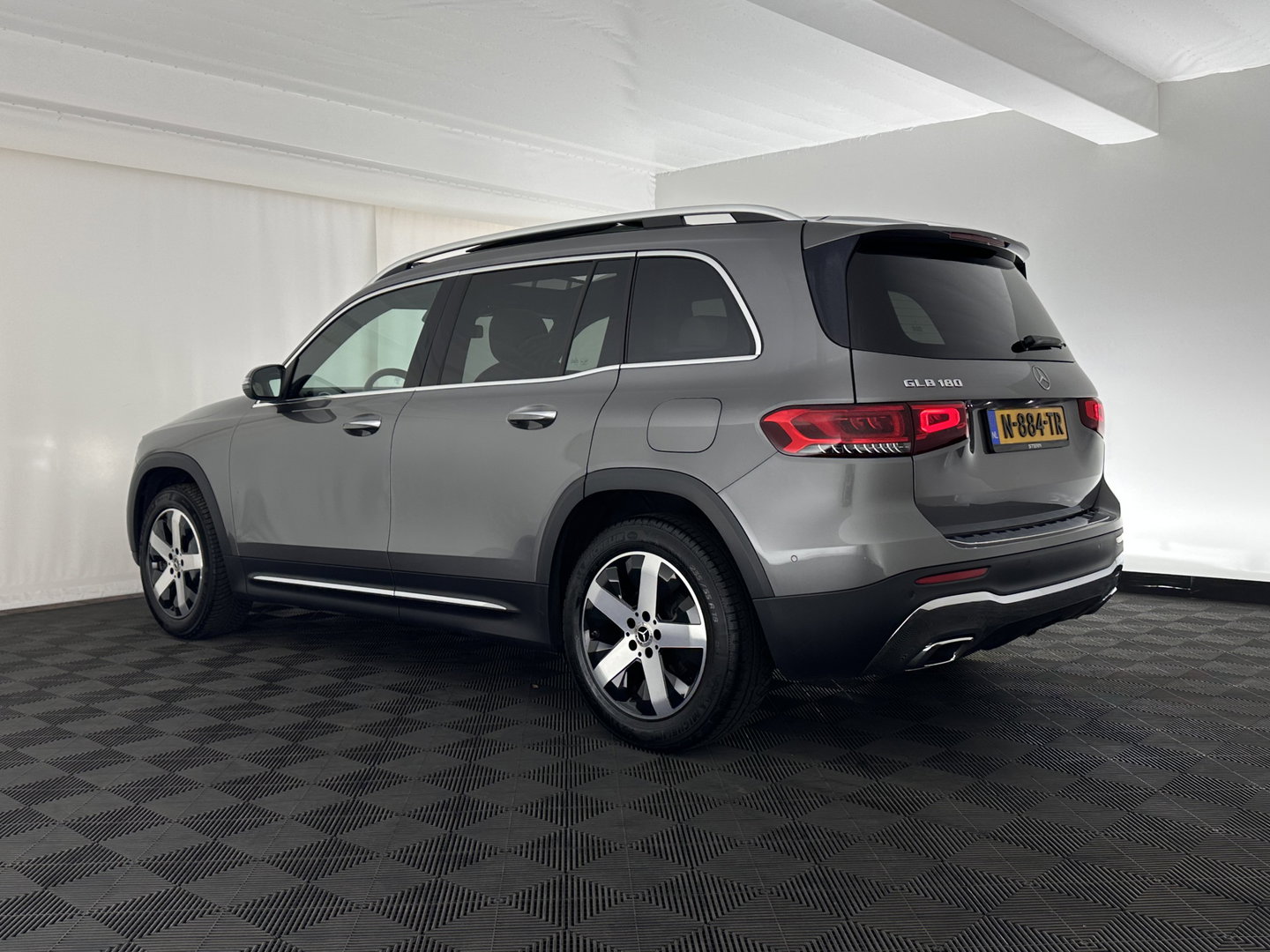 Mercedes-Benz GLB 180 Business Solution (INCL-BTW) *PANO | ADAPTIVE-CRUISE | LEATHER | FULL-LED | BLINDSPOT | MEMORY-PACK | AMBIENTLIGHT | HEATED-SPORTSEATS | WIDESCREEN-DIGICOCKPIT | DAB+ | NAVI-FULLMAP | CAMERA | PRIVACYGLASS |