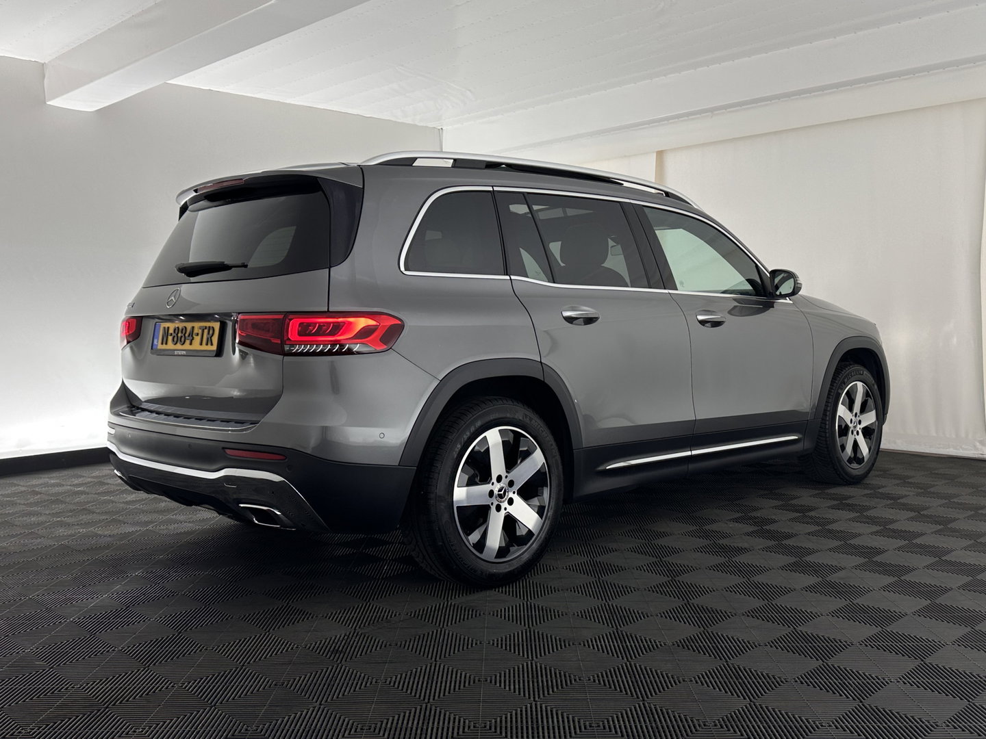 Mercedes-Benz GLB 180 Business Solution (INCL-BTW) *PANO | ADAPTIVE-CRUISE | LEATHER | FULL-LED | BLINDSPOT | MEMORY-PACK | AMBIENTLIGHT | HEATED-SPORTSEATS | WIDESCREEN-DIGICOCKPIT | DAB+ | NAVI-FULLMAP | CAMERA | PRIVACYGLASS |