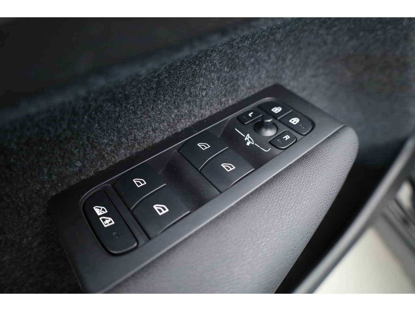 Volvo XC40 1.5 T5 Plug-in hybrid Plus Dark | SOH 91.4% | Pano | Elek. Trekhaak | Harman Kardon | Stoel-Stuurverw. | Camera | Memory