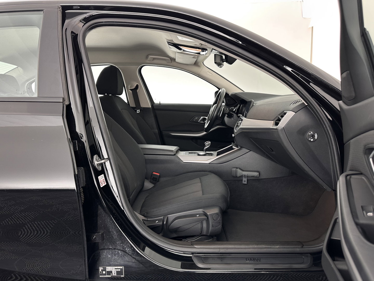 BMW 3-serie 320i Business Edition (INCL.BTW) Aut. *FULL-LED | NAVI-FULLMAP | COMFORT-SEATS | HIFI-SOUND | DIGI-COCKPIT | DAB | SHIFT-PADDLES | ECC | PDC | CRUISE | 16''ALU | TOWBAR*