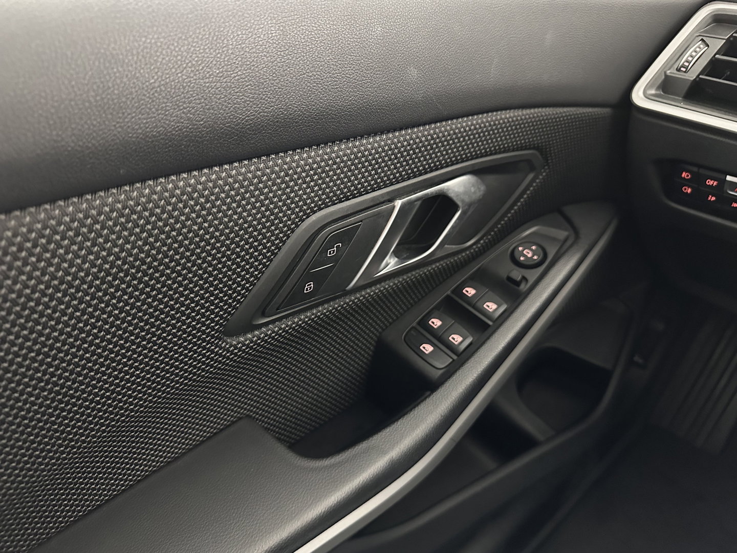 BMW 3-serie 320i Business Edition (INCL.BTW) Aut. *FULL-LED | NAVI-FULLMAP | COMFORT-SEATS | HIFI-SOUND | DIGI-COCKPIT | DAB | SHIFT-PADDLES | ECC | PDC | CRUISE | 16''ALU | TOWBAR*