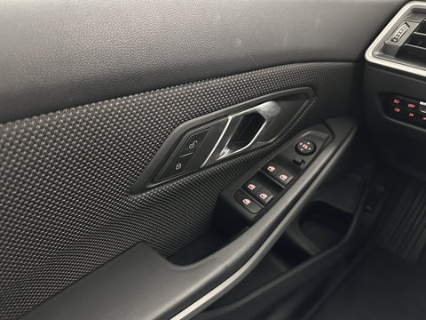 BMW 3-serie 320i Business Edition (INCL.BTW) Aut. *FULL-LED | NAVI-FULLMAP | COMFORT-SEATS | HIFI-SOUND | DIGI-COCKPIT | DAB | SHIFT-PADDLES | ECC | PDC | CRUISE | 16''ALU | TOWBAR*