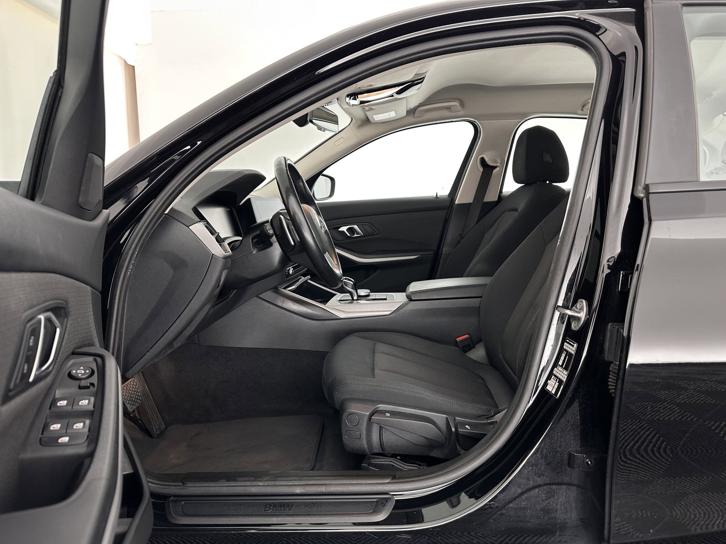 BMW 3-serie 320i Business Edition (INCL.BTW) Aut. *FULL-LED | NAVI-FULLMAP | COMFORT-SEATS | HIFI-SOUND | DIGI-COCKPIT | DAB | SHIFT-PADDLES | ECC | PDC | CRUISE | 16''ALU | TOWBAR*