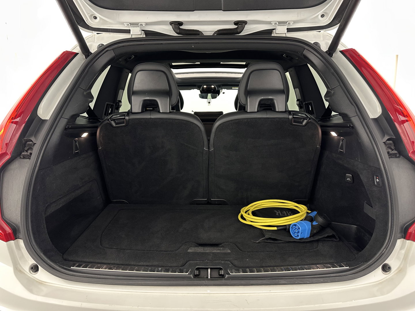 Volvo XC90 2.0 T8 Recharge AWD R-Design Black Pack [ 7-Pers. ] Aut. *PANO | LEATHER-ALCANTARA | FULL-LED | MEMORY-PACK | BOWERS&WILKINS | BLINDSPOT | KEYLESS | DIGI-COCKPIT | NAVI-FULLMAP | PRIVACYGLASS | HEATED-SPORTSEATS | TOWBAR | 22''ALU*