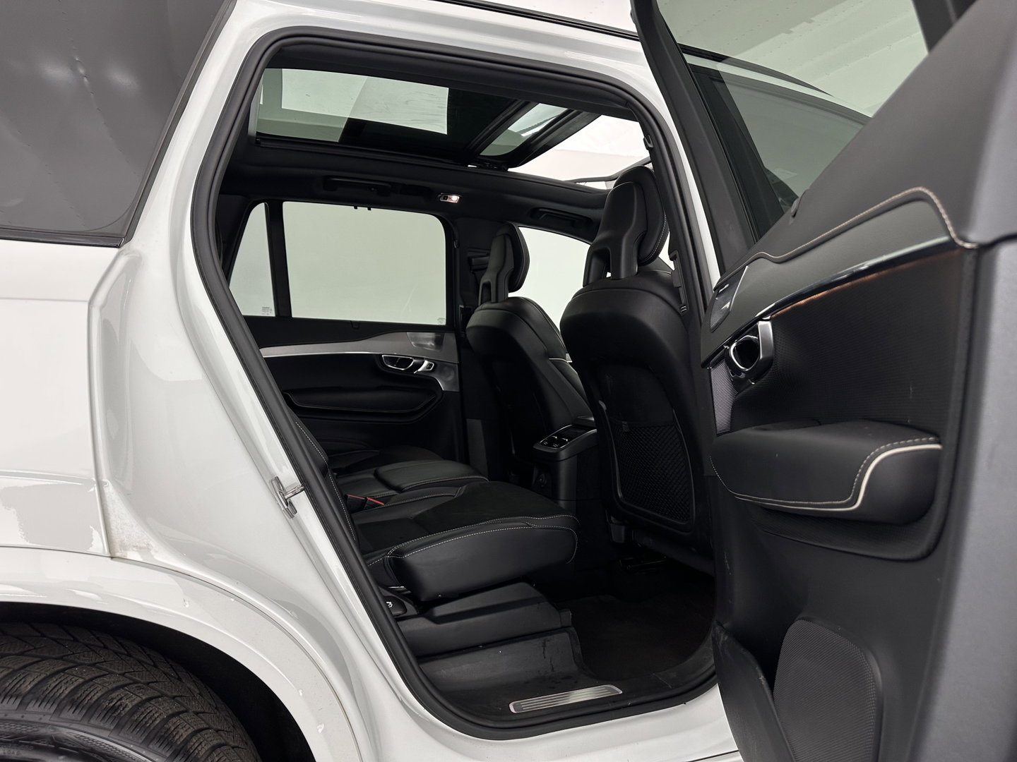 Volvo XC90 2.0 T8 Recharge AWD R-Design Black Pack [ 7-Pers. ] Aut. *PANO | LEATHER-ALCANTARA | FULL-LED | MEMORY-PACK | BOWERS&WILKINS | BLINDSPOT | KEYLESS | DIGI-COCKPIT | NAVI-FULLMAP | PRIVACYGLASS | HEATED-SPORTSEATS | TOWBAR | 22''ALU*