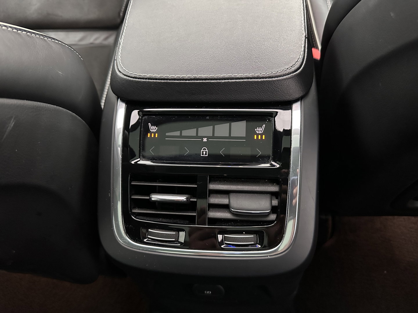 Volvo XC90 2.0 T8 Recharge AWD R-Design Black Pack [ 7-Pers. ] Aut. *PANO | LEATHER-ALCANTARA | FULL-LED | MEMORY-PACK | BOWERS&WILKINS | BLINDSPOT | KEYLESS | DIGI-COCKPIT | NAVI-FULLMAP | PRIVACYGLASS | HEATED-SPORTSEATS | TOWBAR | 22''ALU*