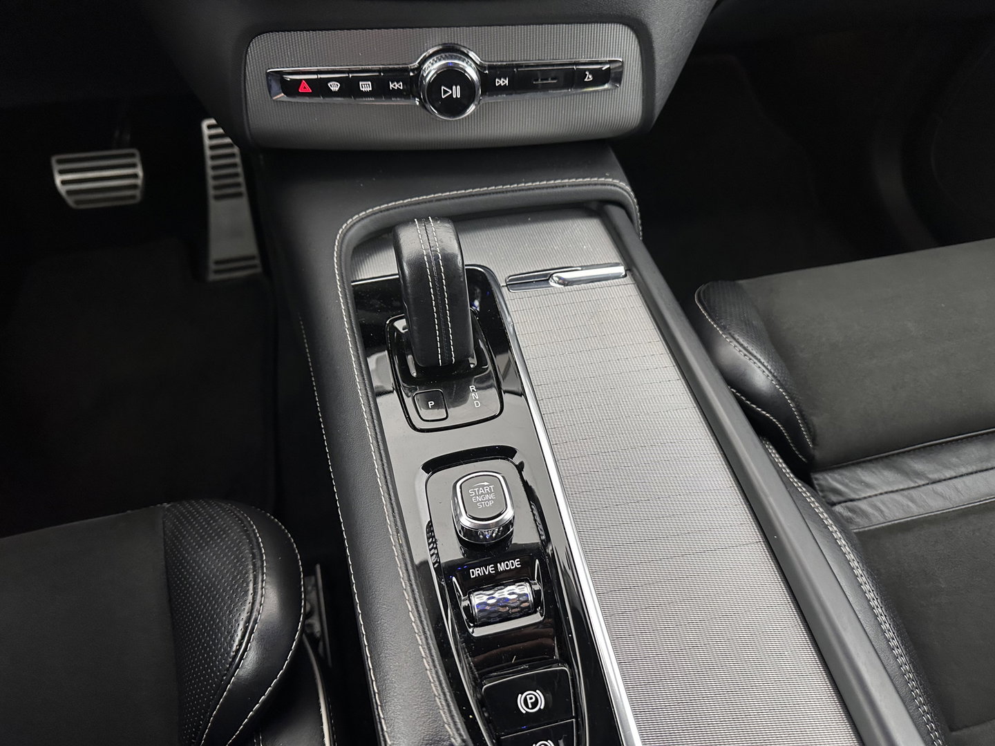 Volvo XC90 2.0 T8 Recharge AWD R-Design Black Pack [ 7-Pers. ] Aut. *PANO | LEATHER-ALCANTARA | FULL-LED | MEMORY-PACK | BOWERS&WILKINS | BLINDSPOT | KEYLESS | DIGI-COCKPIT | NAVI-FULLMAP | PRIVACYGLASS | HEATED-SPORTSEATS | TOWBAR | 22''ALU*