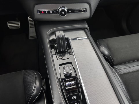 Volvo XC90 2.0 T8 Recharge AWD R-Design Black Pack [ 7-Pers. ] Aut. *PANO | LEATHER-ALCANTARA | FULL-LED | MEMORY-PACK | BOWERS&WILKINS | BLINDSPOT | KEYLESS | DIGI-COCKPIT | NAVI-FULLMAP | PRIVACYGLASS | HEATED-SPORTSEATS | TOWBAR | 22''ALU*