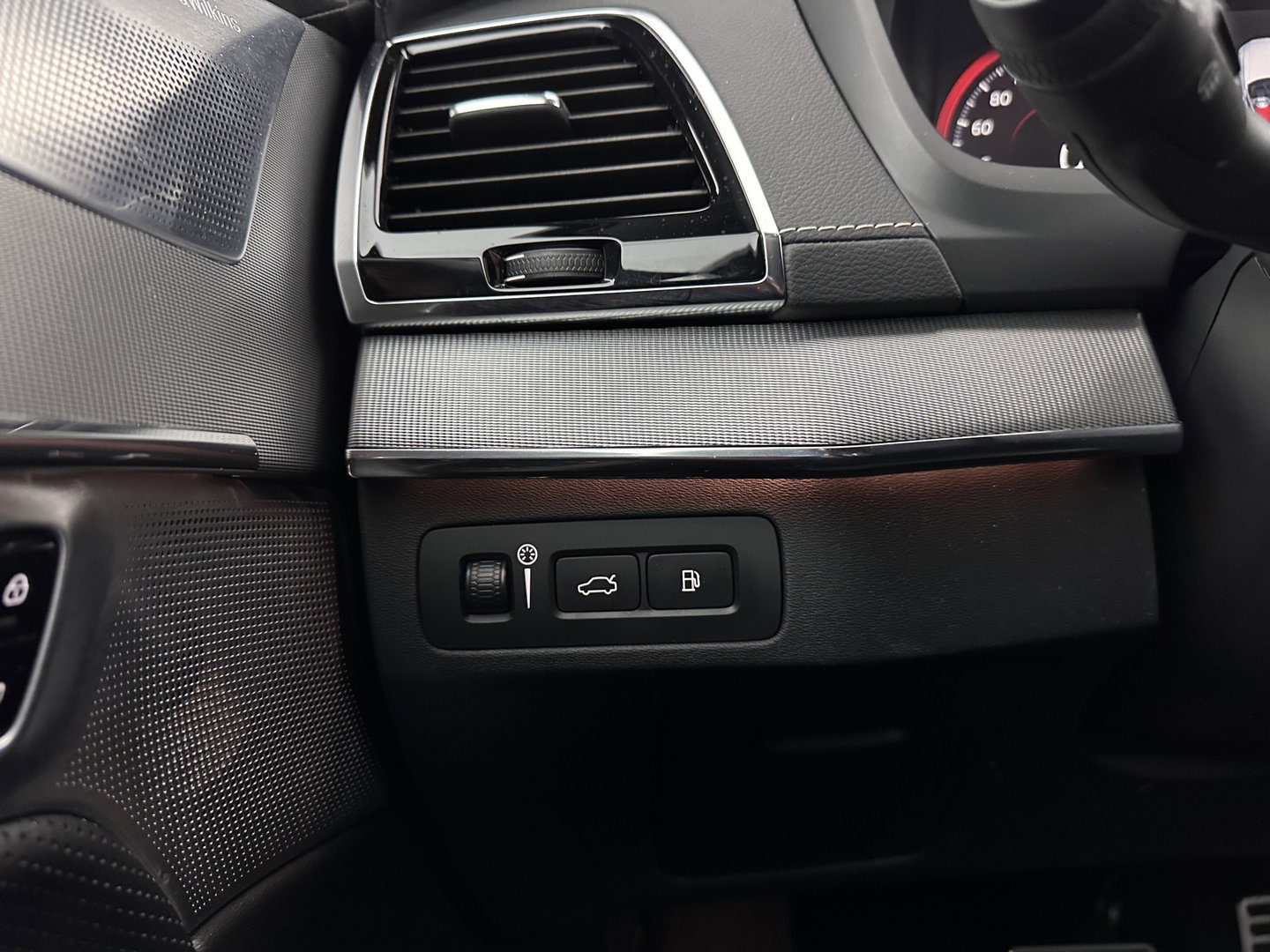 Volvo XC90 2.0 T8 Recharge AWD R-Design Black Pack [ 7-Pers. ] Aut. *PANO | LEATHER-ALCANTARA | FULL-LED | MEMORY-PACK | BOWERS&WILKINS | BLINDSPOT | KEYLESS | DIGI-COCKPIT | NAVI-FULLMAP | PRIVACYGLASS | HEATED-SPORTSEATS | TOWBAR | 22''ALU*