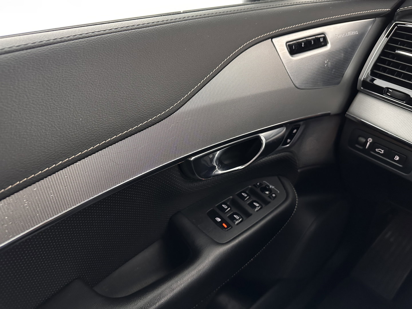 Volvo XC90 2.0 T8 Recharge AWD R-Design Black Pack [ 7-Pers. ] Aut. *PANO | LEATHER-ALCANTARA | FULL-LED | MEMORY-PACK | BOWERS&WILKINS | BLINDSPOT | KEYLESS | DIGI-COCKPIT | NAVI-FULLMAP | PRIVACYGLASS | HEATED-SPORTSEATS | TOWBAR | 22''ALU*