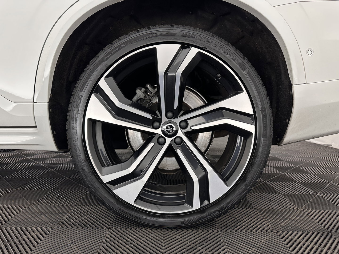 Volvo XC90 2.0 T8 Recharge AWD R-Design Black Pack [ 7-Pers. ] Aut. *PANO | LEATHER-ALCANTARA | FULL-LED | MEMORY-PACK | BOWERS&WILKINS | BLINDSPOT | KEYLESS | DIGI-COCKPIT | NAVI-FULLMAP | PRIVACYGLASS | HEATED-SPORTSEATS | TOWBAR | 22''ALU*