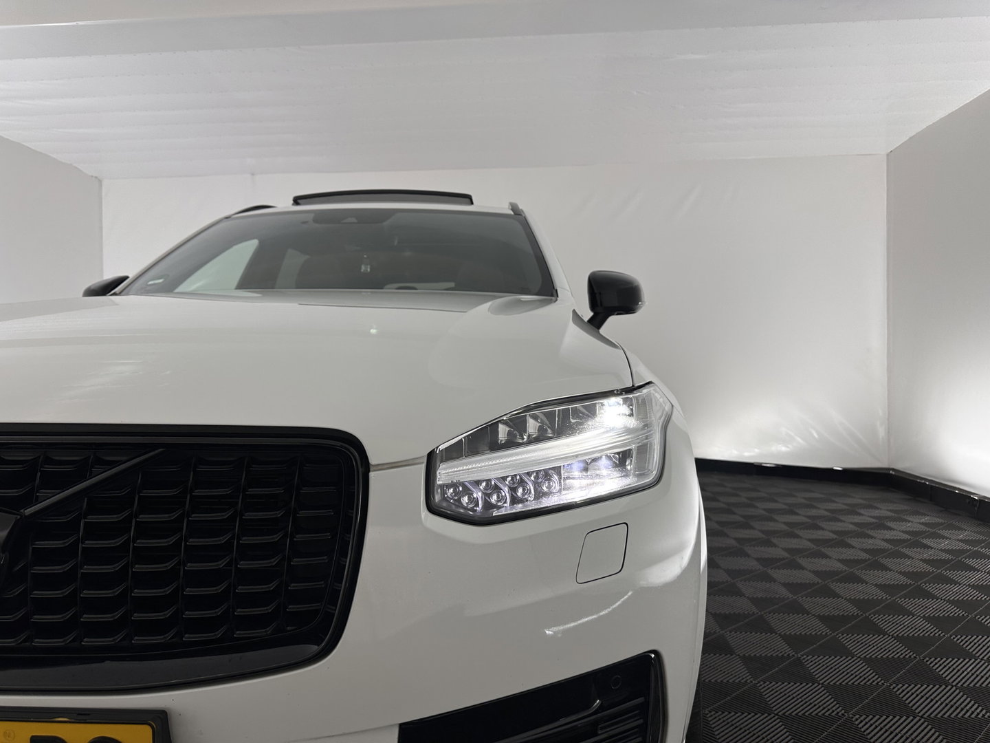 Volvo XC90 2.0 T8 Recharge AWD R-Design Black Pack [ 7-Pers. ] Aut. *PANO | LEATHER-ALCANTARA | FULL-LED | MEMORY-PACK | BOWERS&WILKINS | BLINDSPOT | KEYLESS | DIGI-COCKPIT | NAVI-FULLMAP | PRIVACYGLASS | HEATED-SPORTSEATS | TOWBAR | 22''ALU*