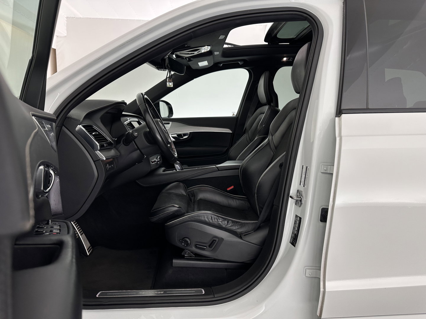 Volvo XC90 2.0 T8 Recharge AWD R-Design Black Pack [ 7-Pers. ] Aut. *PANO | LEATHER-ALCANTARA | FULL-LED | MEMORY-PACK | BOWERS&WILKINS | BLINDSPOT | KEYLESS | DIGI-COCKPIT | NAVI-FULLMAP | PRIVACYGLASS | HEATED-SPORTSEATS | TOWBAR | 22''ALU*