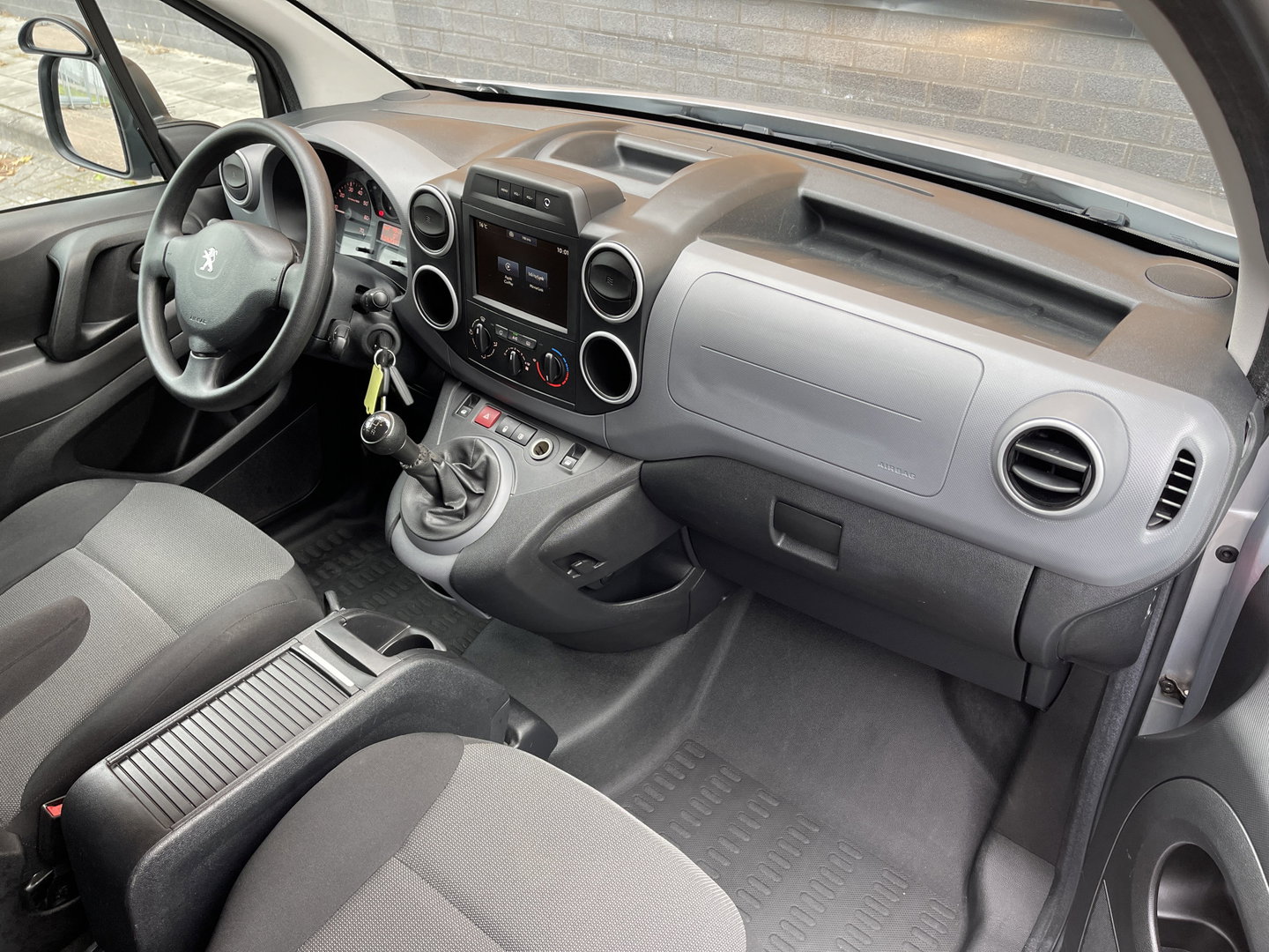 Peugeot Partner 1.6 BlueHDi 75 L1 Premium | Marge | Apple Carplay | Dealer Onderhouden | Airconditioning | Cruise Control | Navigatie | Radio | Elektrische Ramen |