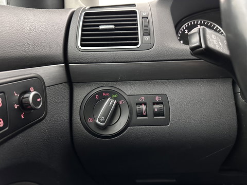 Volkswagen Touran 2.0 TDI Comfortline BlueMotion Aut. *AIRCO | CRUISE | CARPLAY | PDC | SIDE-BARS | PRIVACY-GLASS*