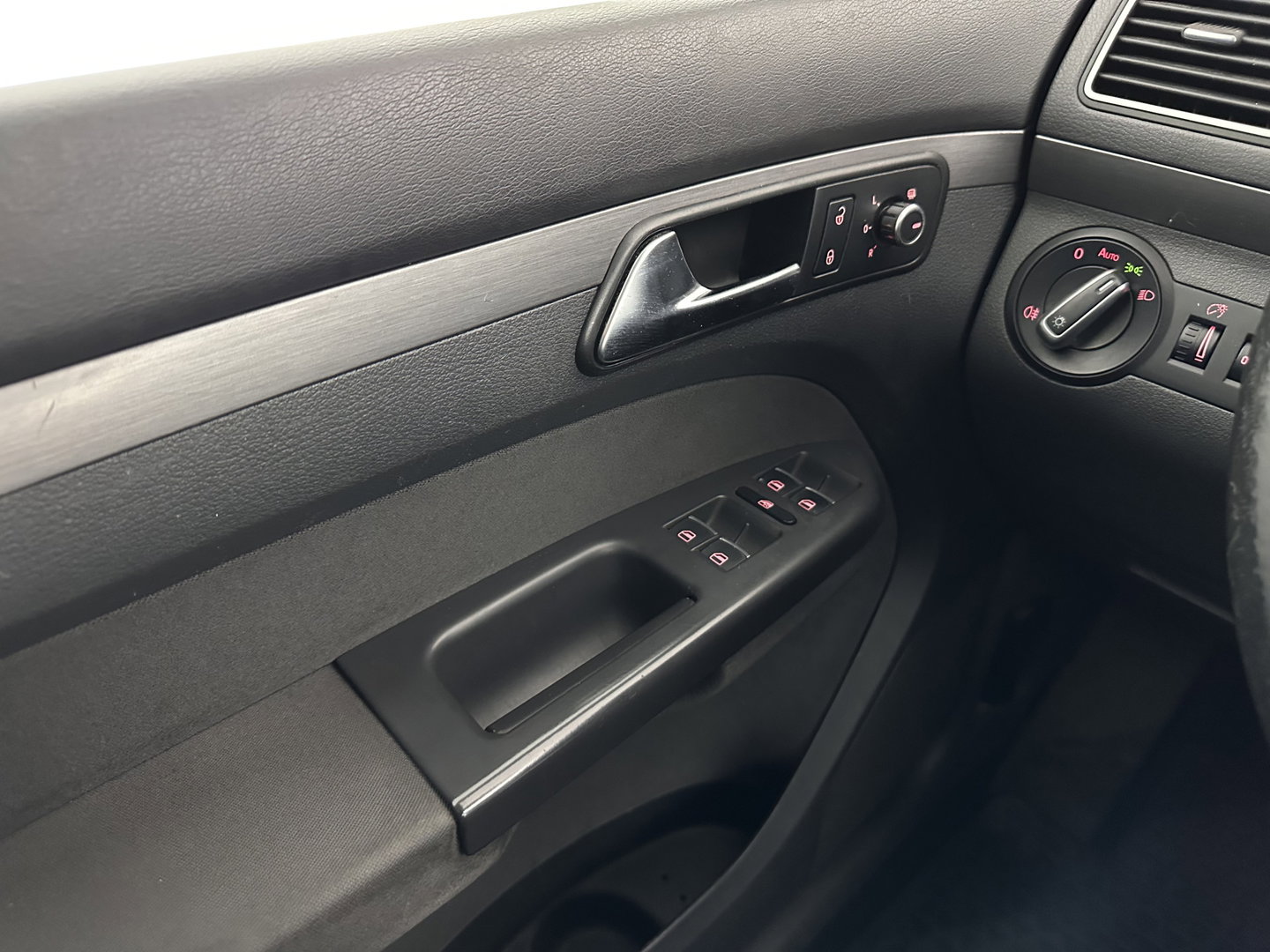 Volkswagen Touran 2.0 TDI Comfortline BlueMotion Aut. *AIRCO | CRUISE | CARPLAY | PDC | SIDE-BARS | PRIVACY-GLASS*