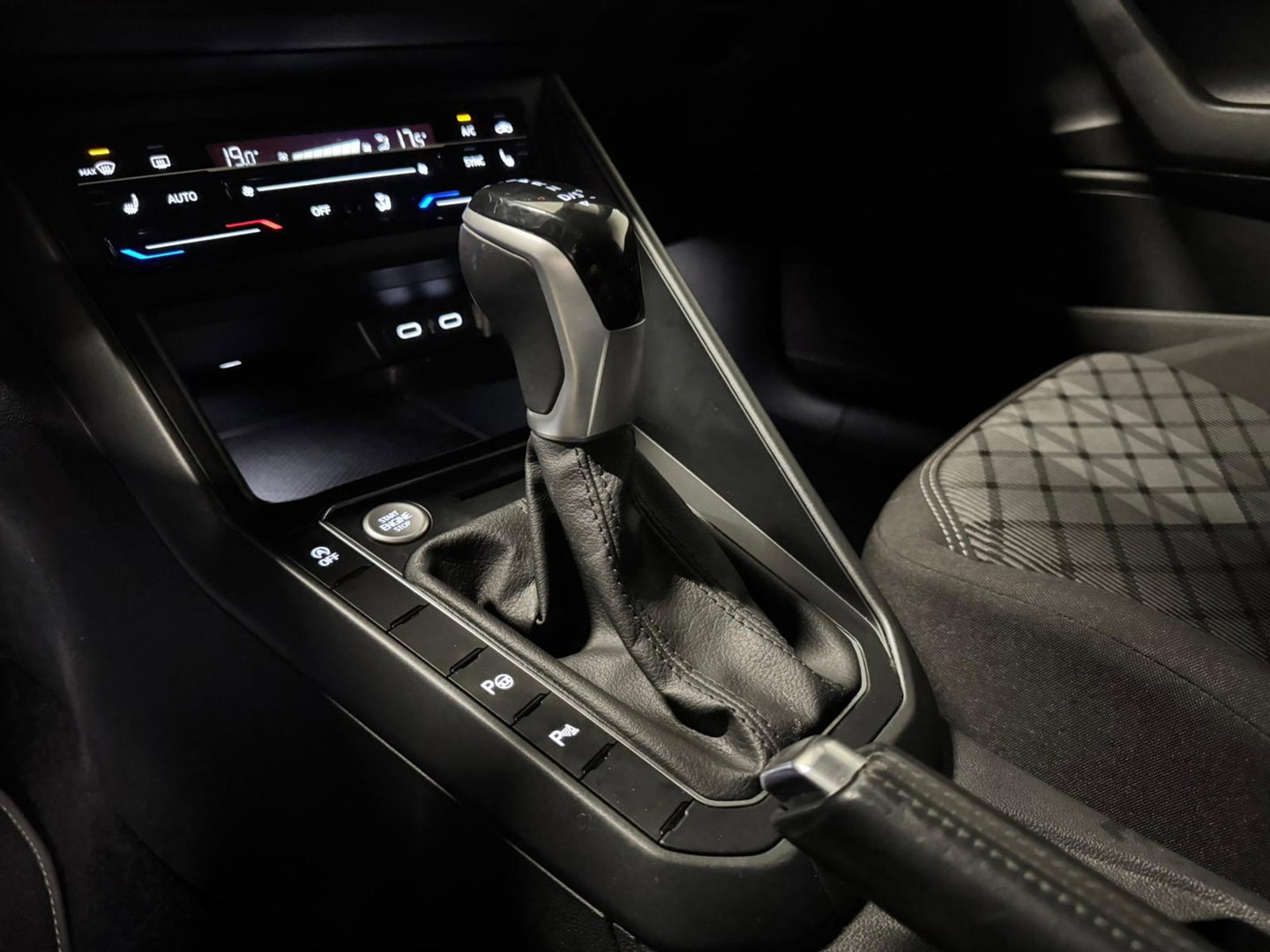 Volkswagen Taigo 1.0 TSI R-Line PANO KEYLESS CAM