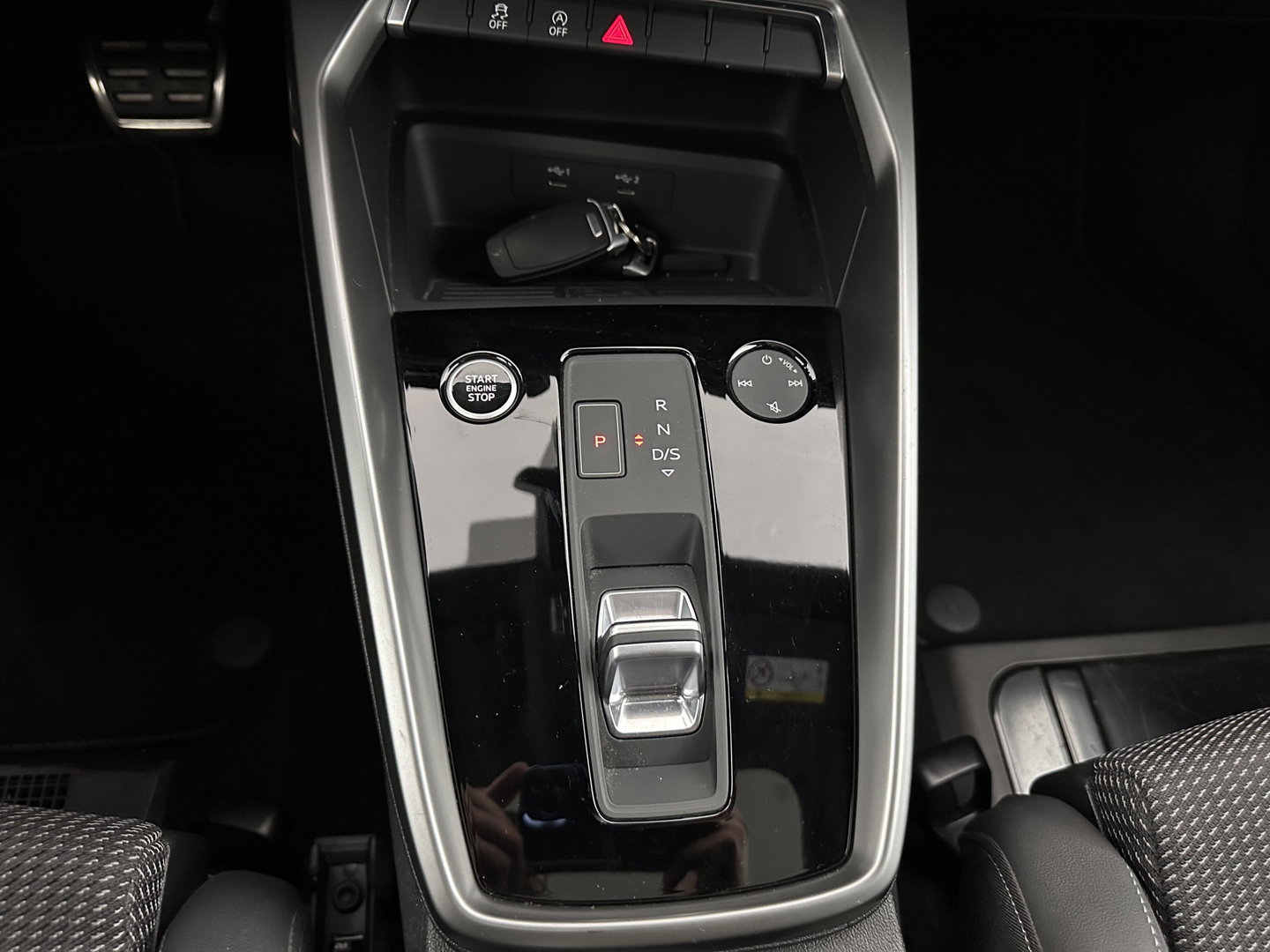 Audi A3 Limousine 35 TFSI S edition (INCL.BTW) Aut. *PANO | LEATHER-FABRIC | FULL-LED | AMBIENTLIGHT | SPORTSEATS | DIGI-COCKPIT | NAVI-FULLMAP | SHIFT-PADDLES | DAB+ | CRUISE | PDC | 18"ALU*