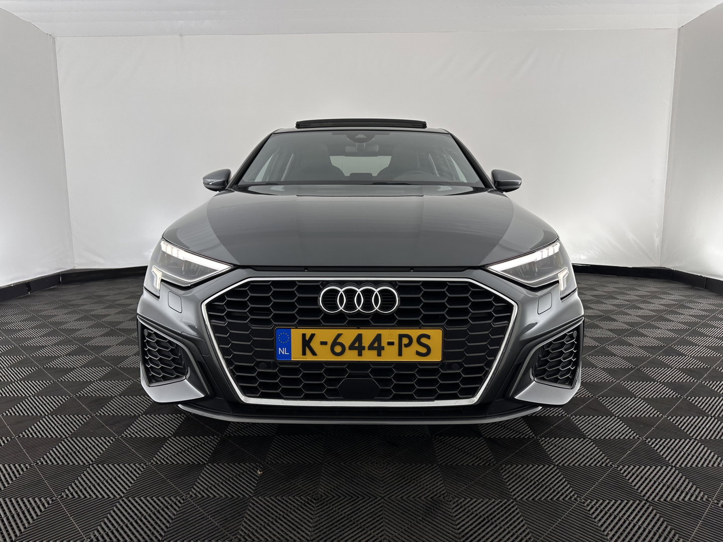 Audi A3 Limousine 35 TFSI S edition (INCL.BTW) Aut. *PANO | LEATHER-FABRIC | FULL-LED | AMBIENTLIGHT | SPORTSEATS | DIGI-COCKPIT | NAVI-FULLMAP | SHIFT-PADDLES | DAB+ | CRUISE | PDC | 18"ALU*