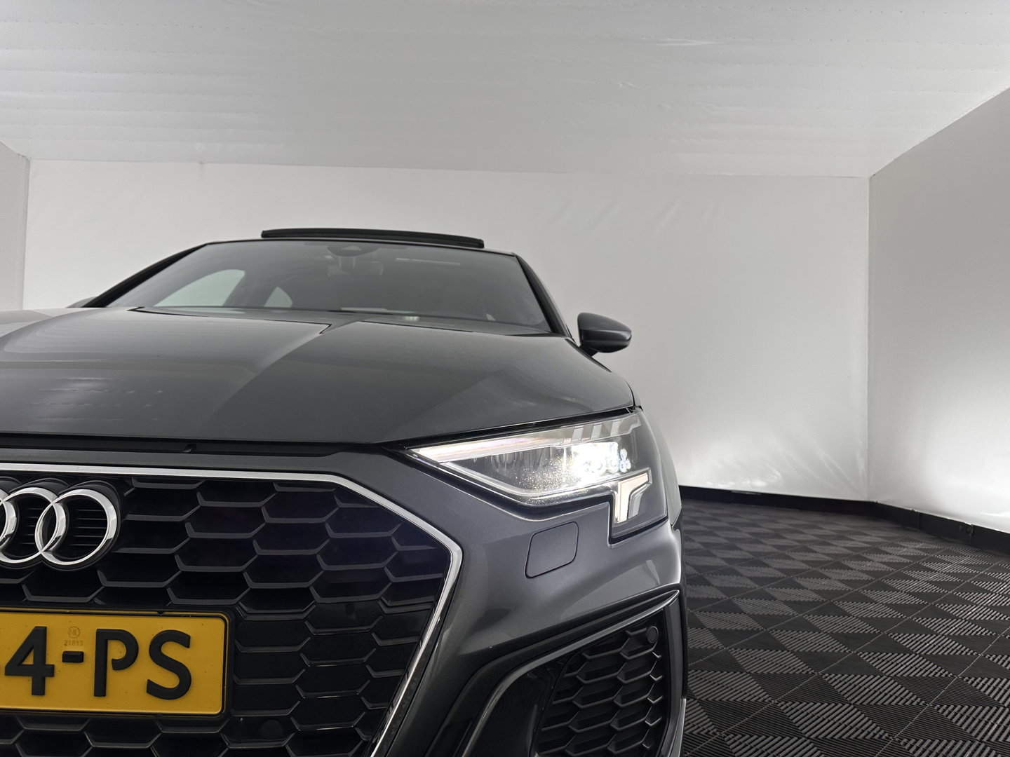 Audi A3 Limousine 35 TFSI S edition (INCL.BTW) Aut. *PANO | LEATHER-FABRIC | FULL-LED | AMBIENTLIGHT | SPORTSEATS | DIGI-COCKPIT | NAVI-FULLMAP | SHIFT-PADDLES | DAB+ | CRUISE | PDC | 18"ALU*