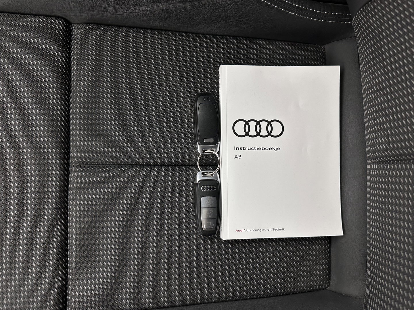 Audi A3 Limousine 35 TFSI S edition (INCL.BTW) Aut. *PANO | LEATHER-FABRIC | FULL-LED | AMBIENTLIGHT | SPORTSEATS | DIGI-COCKPIT | NAVI-FULLMAP | SHIFT-PADDLES | DAB+ | CRUISE | PDC | 18"ALU*