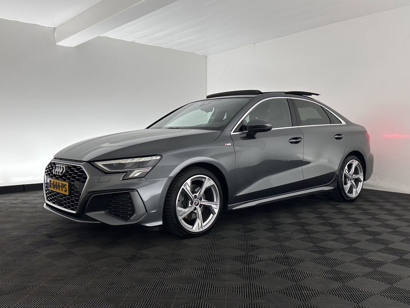 Audi A3 Limousine 35 TFSI S edition (INCL.BTW) Aut. *PANO | LEATHER-FABRIC | FULL-LED | AMBIENTLIGHT | SPORTSEATS | DIGI-COCKPIT | NAVI-FULLMAP | SHIFT-PADDLES | DAB+ | CRUISE | PDC | 18"ALU*