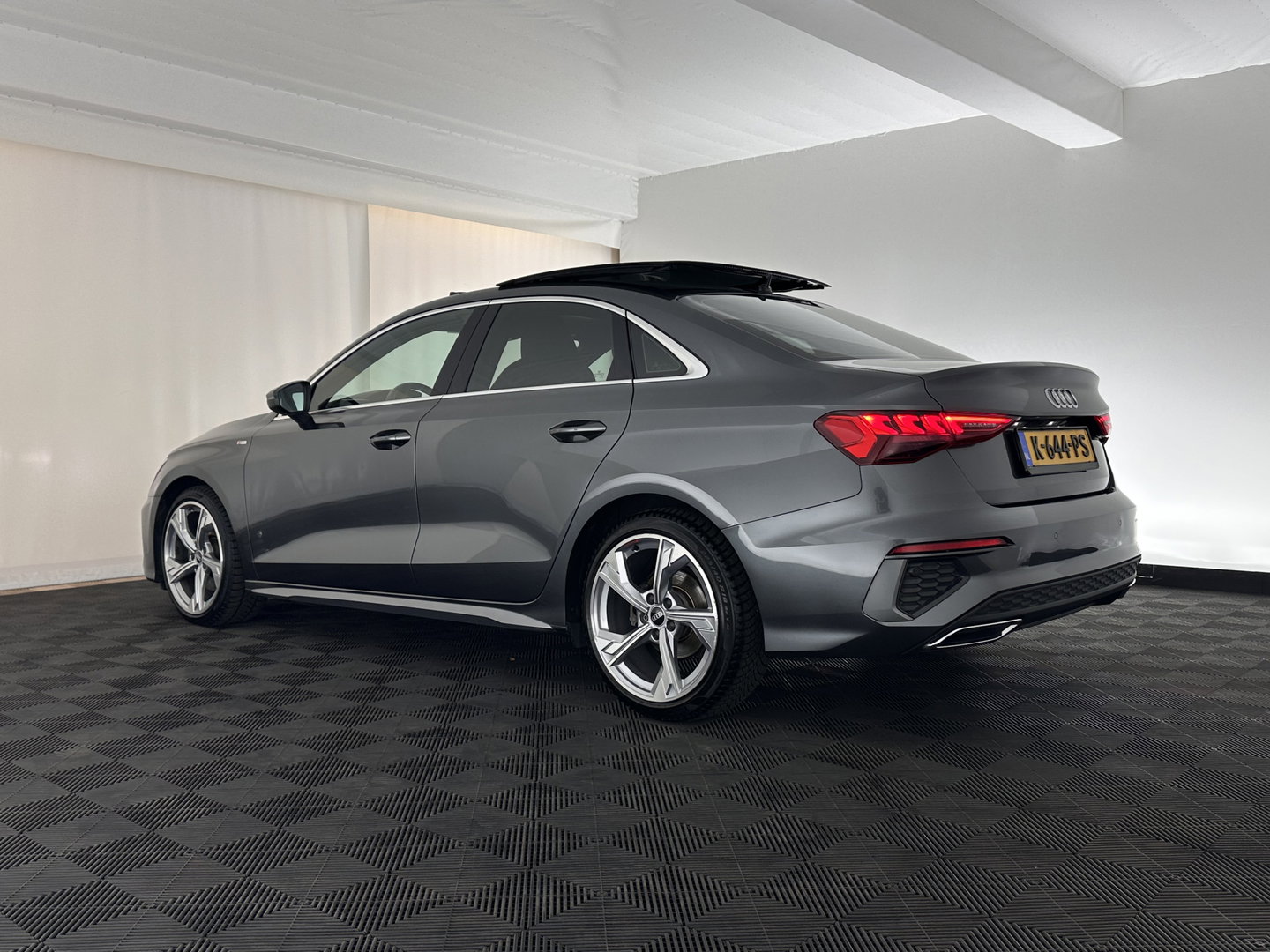 Audi A3 Limousine 35 TFSI S edition (INCL.BTW) Aut. *PANO | LEATHER-FABRIC | FULL-LED | AMBIENTLIGHT | SPORTSEATS | DIGI-COCKPIT | NAVI-FULLMAP | SHIFT-PADDLES | DAB+ | CRUISE | PDC | 18"ALU*