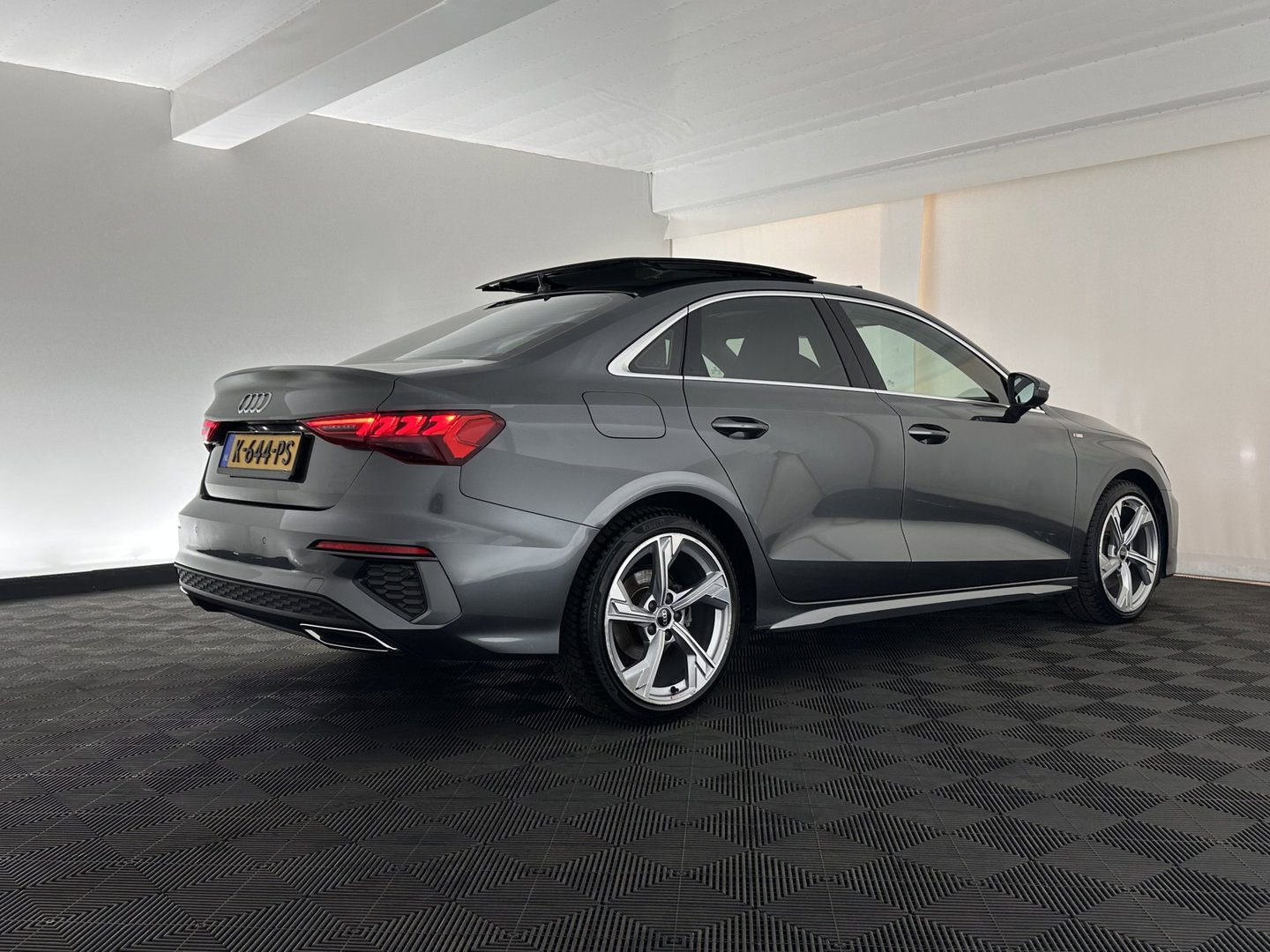 Audi A3 Limousine 35 TFSI S edition (INCL.BTW) Aut. *PANO | LEATHER-FABRIC | FULL-LED | AMBIENTLIGHT | SPORTSEATS | DIGI-COCKPIT | NAVI-FULLMAP | SHIFT-PADDLES | DAB+ | CRUISE | PDC | 18"ALU*