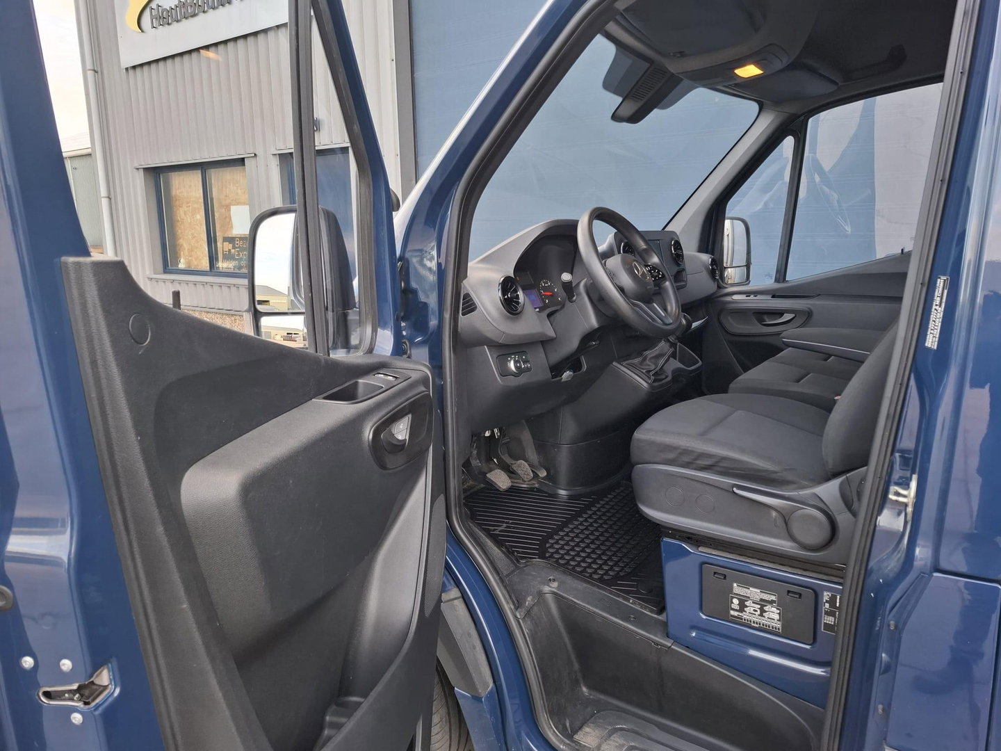 Mercedes-Benz Sprinter 311 2.2 CDI L2H2 - WDB9106331P133346 poetsen en foto’s maken
