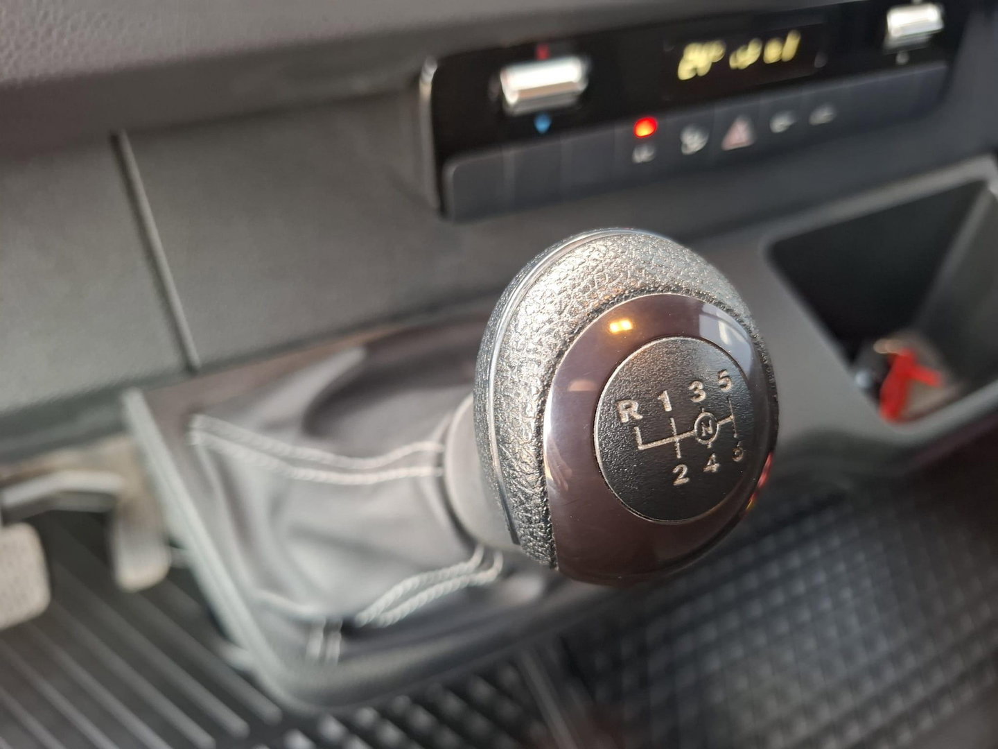 Mercedes-Benz Sprinter 311 2.2 CDI L2H2 - WDB9106331P133346 poetsen en foto’s maken