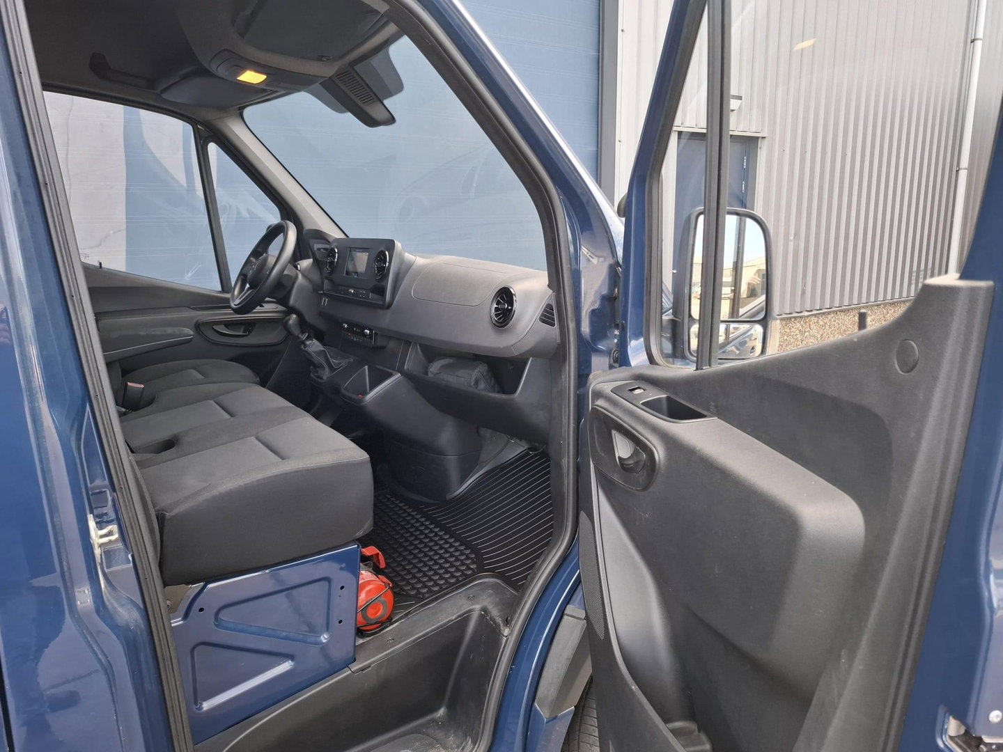 Mercedes-Benz Sprinter 311 2.2 CDI L2H2 - WDB9106331P133346 poetsen en foto’s maken