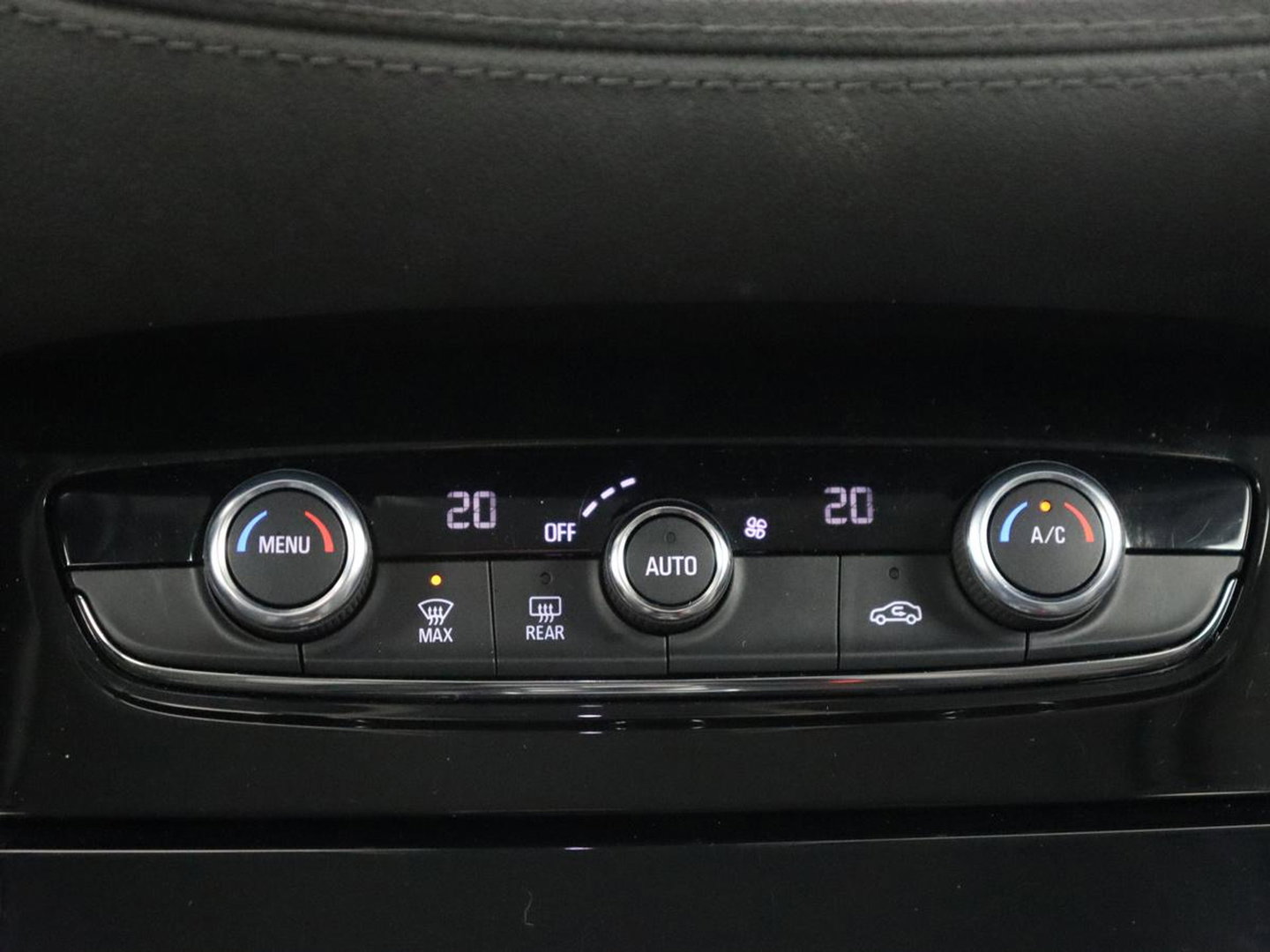 Opel Grandland X 1.6 Turbo Hybrid Elegance | SOH 90,2% | Carplay | Camera | Full LED | Half leder | Navigatie | Parkeerhulp | Climate control | Bluetooth | Cruise control | 56.000km NAP | PHEV | Plug In