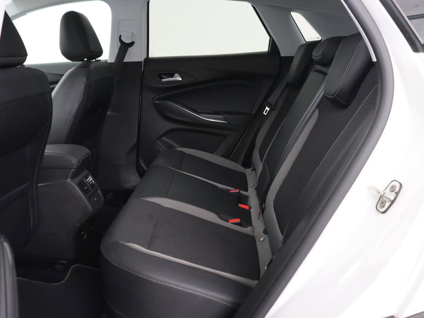 Opel Grandland X 1.6 Turbo Hybrid Elegance | SOH 90,2% | Carplay | Camera | Full LED | Half leder | Navigatie | Parkeerhulp | Climate control | Bluetooth | Cruise control | 56.000km NAP | PHEV | Plug In