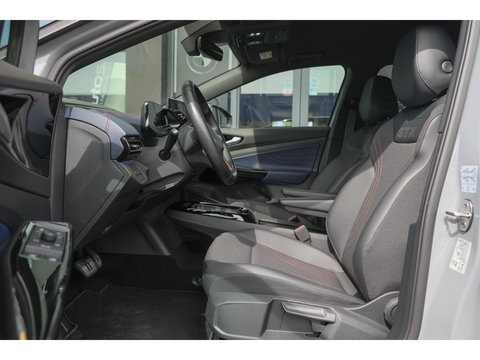 Volkswagen ID.5 GTX 300pk 77 kWh Sportstoelen Warmtepomp Trekhaak elektrisch NLauto 1e Eigenaar