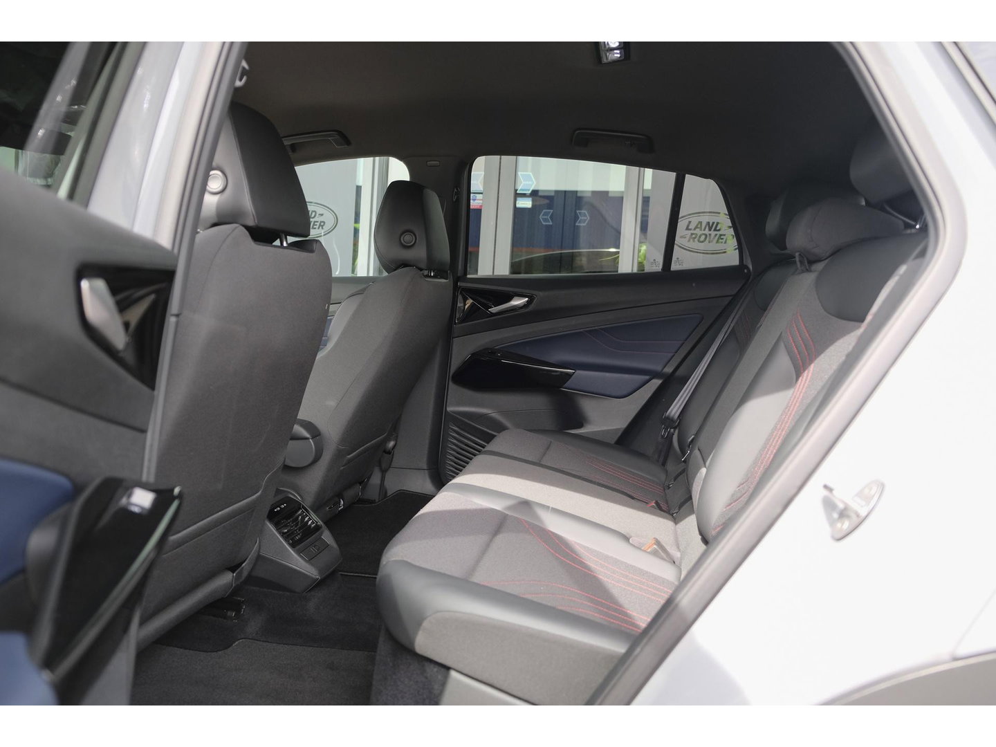 Volkswagen ID.5 GTX 300pk 77 kWh Sportstoelen Warmtepomp Trekhaak elektrisch NLauto 1e Eigenaar