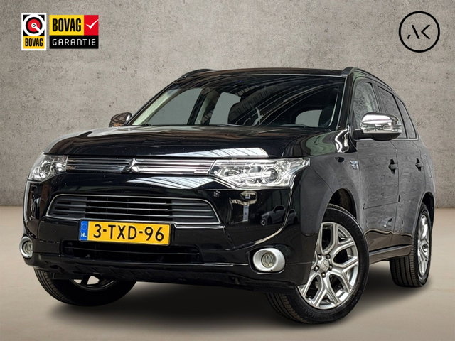 Mitsubishi Outlander - 2.0 PHEV Deluxe 203Pk Automaat (SCHUIFDAK, NAVIGATIE, LEDER, STOELVERWARMING, ELEK SPORTSTOELEN, CAMERA, GETINT GLAS, TREKHAAK, NIEUWE APK, NIEUWSTAAT)