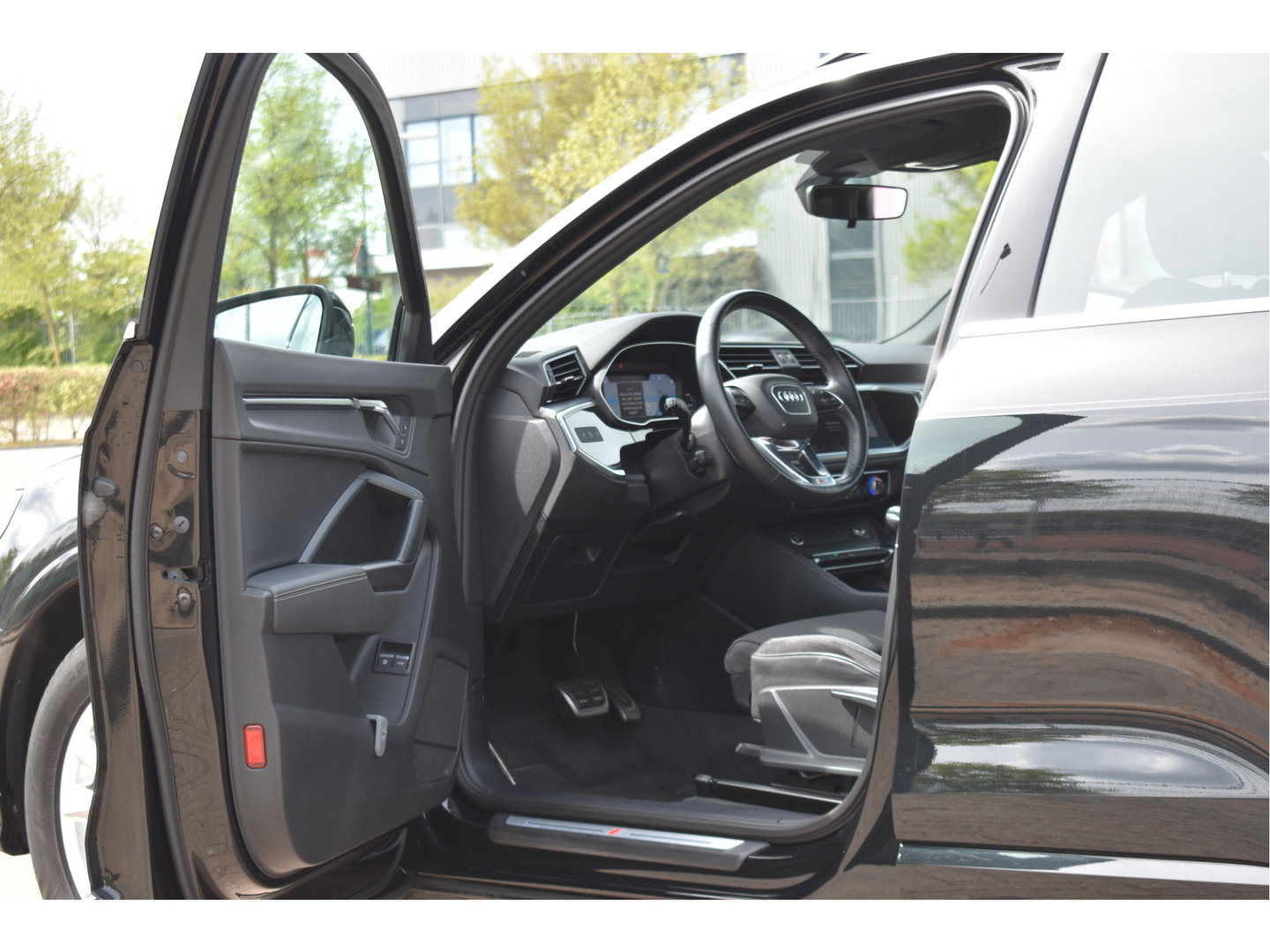 Audi Q3 45 TFSI e S edition S-Line 245 PK | NL-Auto | Keyless | Carplay | Virtual cockpit | DAB | Elekt.trekhaak | Full LED | Allweathers