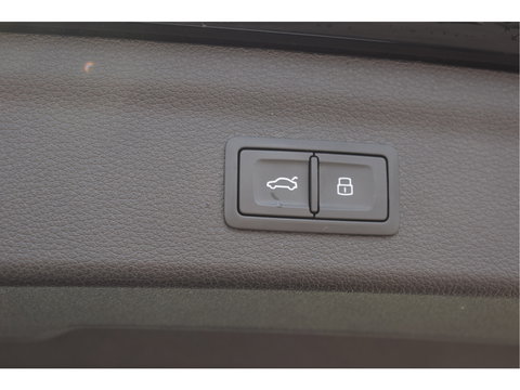 Audi Q3 45 TFSI e S edition S-Line 245 PK | NL-Auto | Keyless | Carplay | Virtual cockpit | DAB | Elekt.trekhaak | Full LED | Allweathers