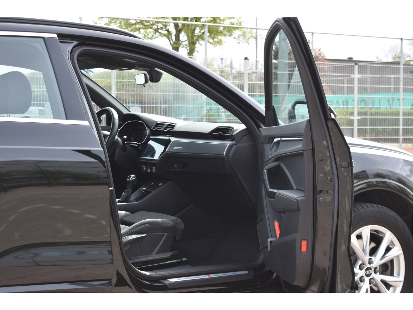 Audi Q3 45 TFSI e S edition S-Line 245 PK | NL-Auto | Keyless | Carplay | Virtual cockpit | DAB | Elekt.trekhaak | Full LED | Allweathers