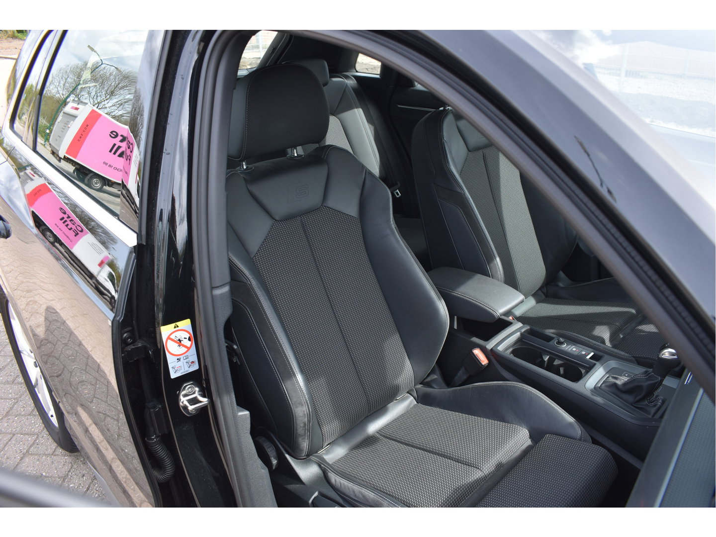 Audi Q3 45 TFSI e S edition S-Line 245 PK | NL-Auto | Keyless | Carplay | Virtual cockpit | DAB | Elekt.trekhaak | Full LED | Allweathers