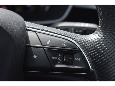 Audi Q3 45 TFSI e S edition S-Line 245 PK | NL-Auto | Keyless | Carplay | Virtual cockpit | DAB | Elekt.trekhaak | Full LED | Allweathers