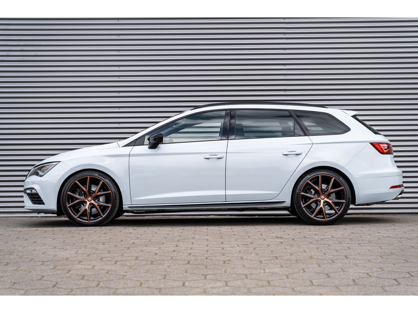 SEAT Leon ST 2.0 TSI CUPRA 4DRIVE DYNAMIC GREY PANO BEATS