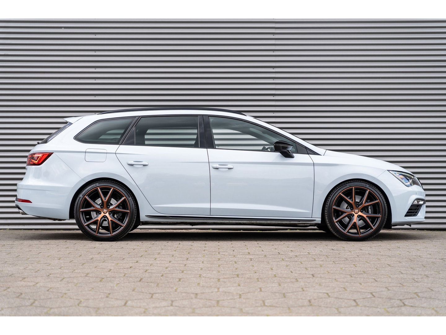 SEAT Leon ST 2.0 TSI CUPRA 4DRIVE DYNAMIC GREY PANO BEATS